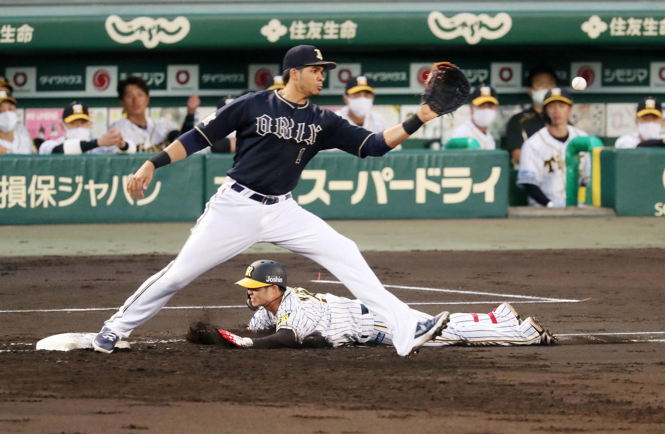 阪神対オリックス　3回裏阪神無死、中野は二塁内野安打で出塁する。一塁手はモヤ（撮影・加藤哉）
