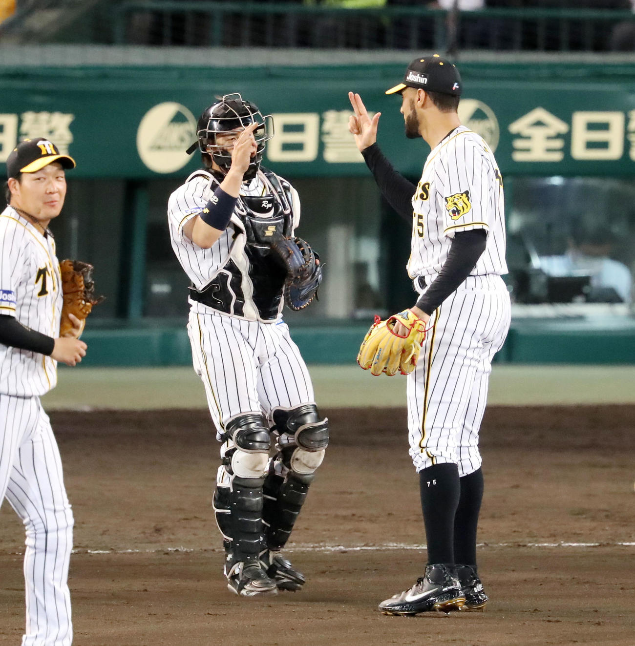 阪神対オリックス　オリックスに勝利し梅野（左）とタッチするスアレス（撮影・加藤哉）