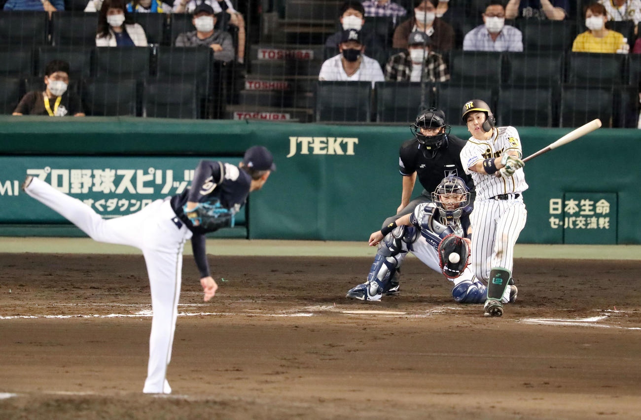 阪神対オリックス　6回裏阪神無死一、二塁、梅野は能見（左）と対戦し、空振り三振に倒れる（撮影・加藤哉）