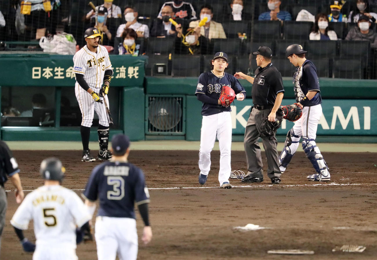 阪神対オリックス　5回裏阪神1死一、二塁、宮城は北條に左前適時打を打たれ失点（撮影・加藤哉）