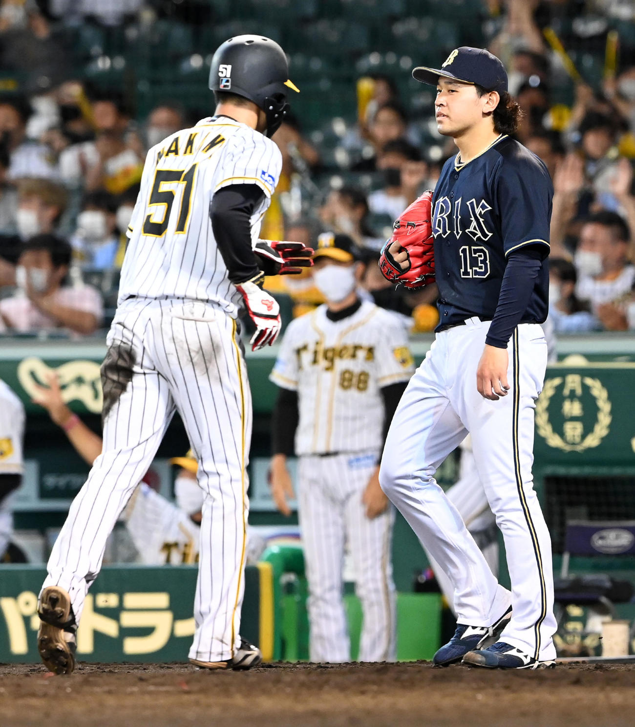 阪神対オリックス　5回裏阪神1死一、二塁、宮城は北條に左前適時打を浴びる。左は生還した中野（撮影・前岡正明）