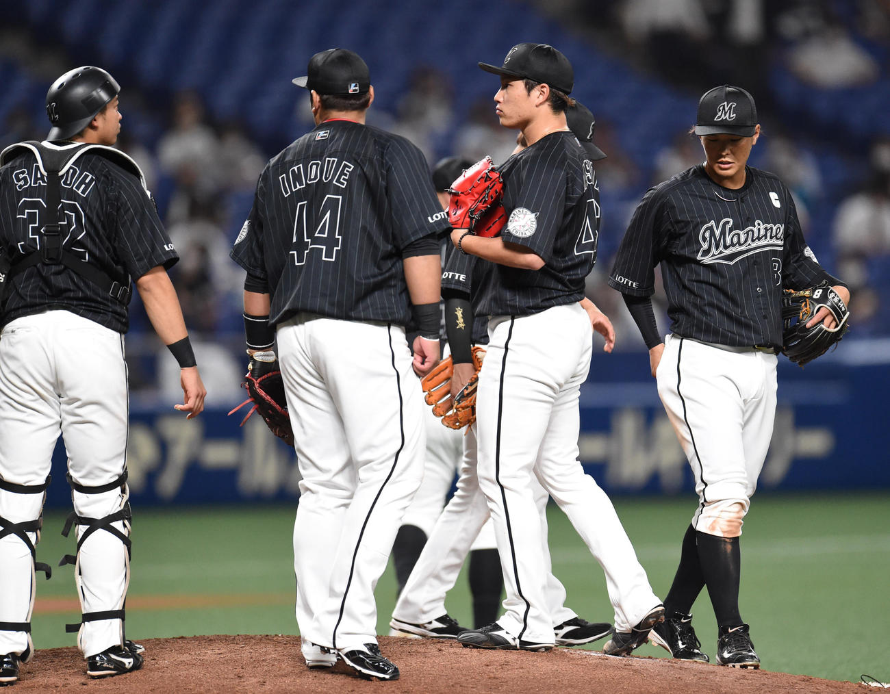 中日対ロッテ　7回裏中日無死一、三塁、マウンド上、ロッテ先発の岩下のもとに集まるロッテナイン（撮影・森本幸一）