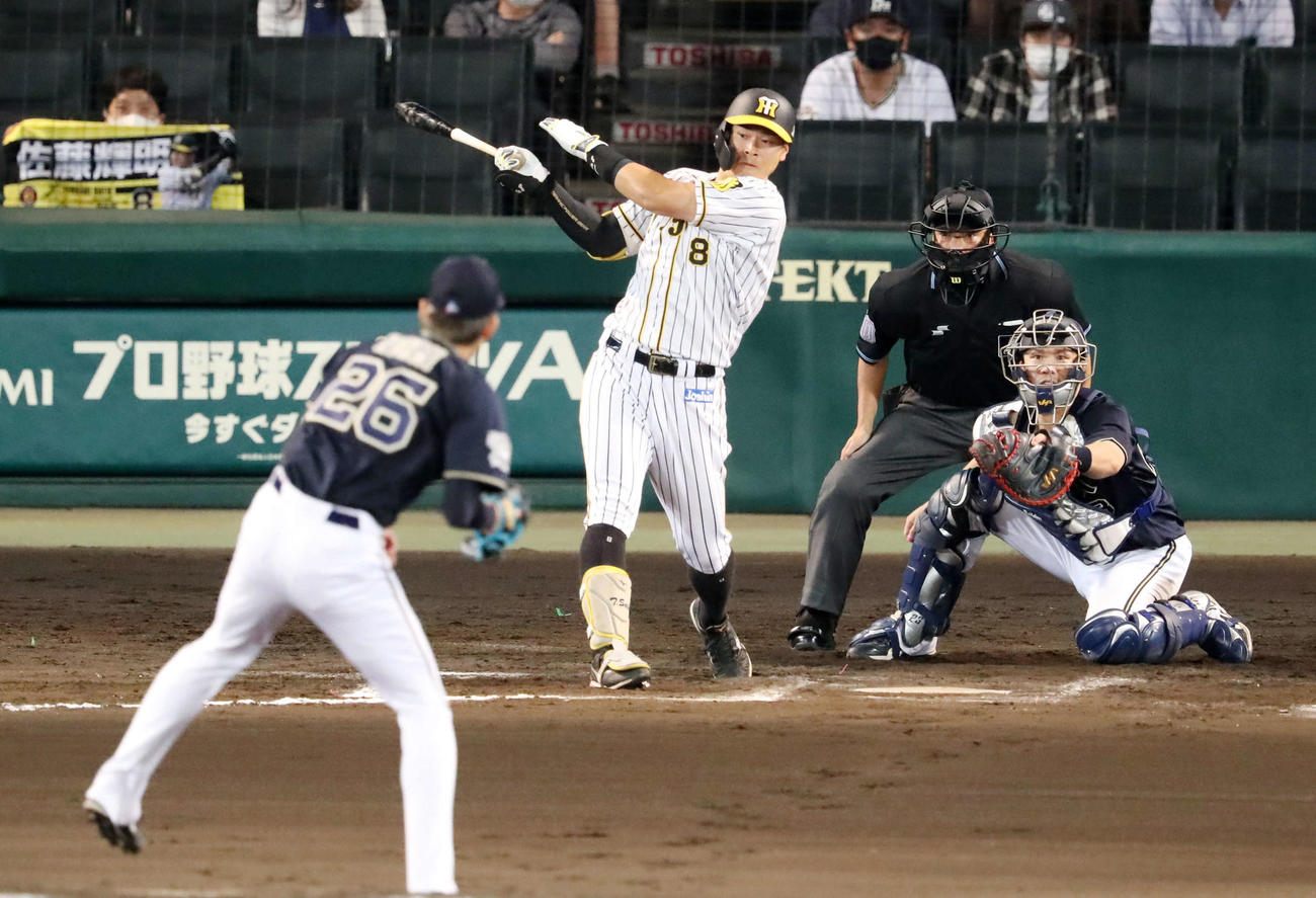 阪神対オリックス　6回裏阪神無死一塁、能見（左）から右前打を放つ佐藤輝（撮影・加藤哉）