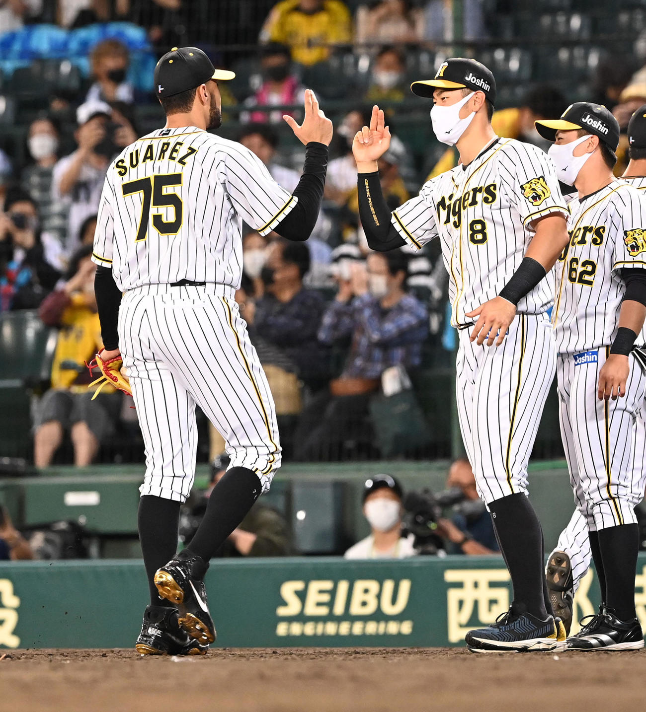 阪神対オリックス　スアレス（左）を笑顔で迎える佐藤輝（撮影・前岡正明）