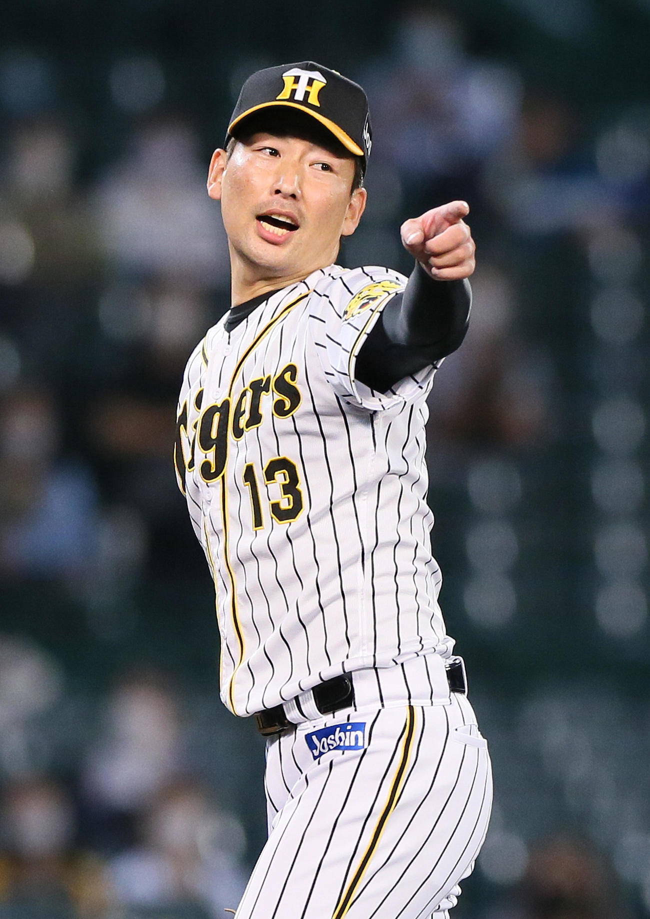 阪神対オリックス　8回表オリックス無死、岩崎は紅林の飛球で一塁を指さす（撮影・上山淳一）