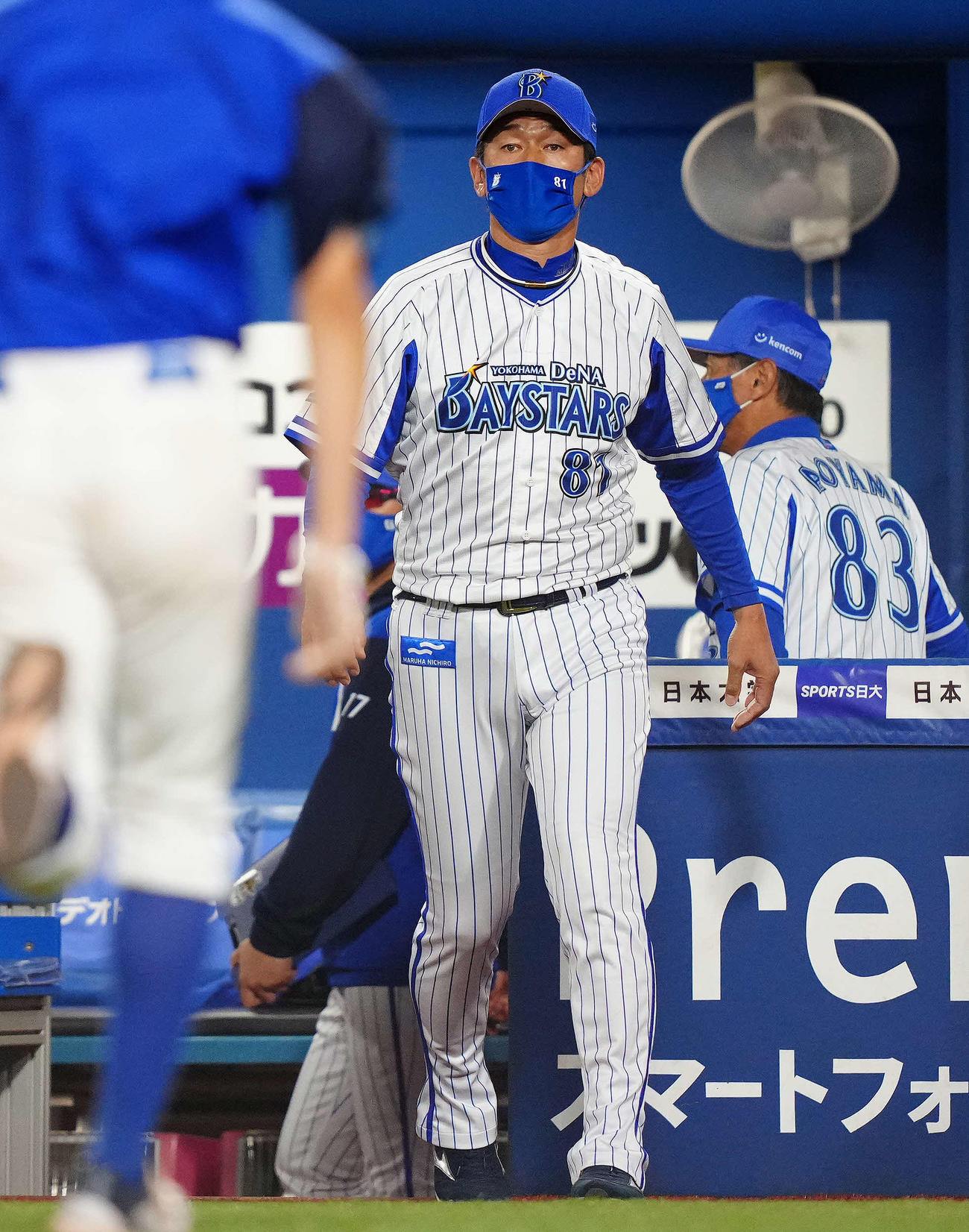 DeNA対ソフトバンク　9回表開始前、選手交代を告げに向かうDeNA三浦監督（撮影・江口和貴）