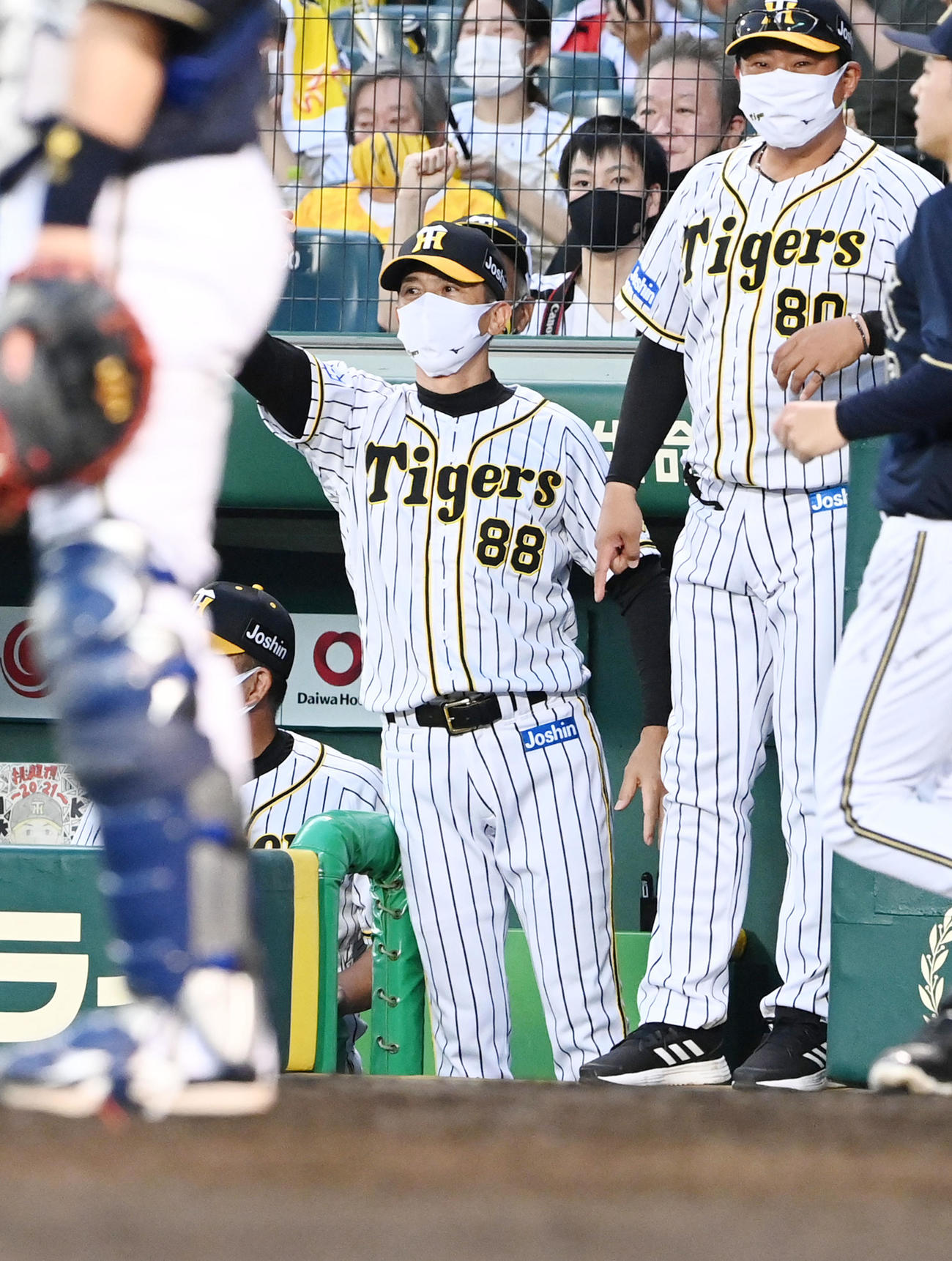 阪神対オリックス　3回裏阪神2死二塁、北條の先制左前適時打にガッツポーズの矢野監督（撮影・前岡正明）