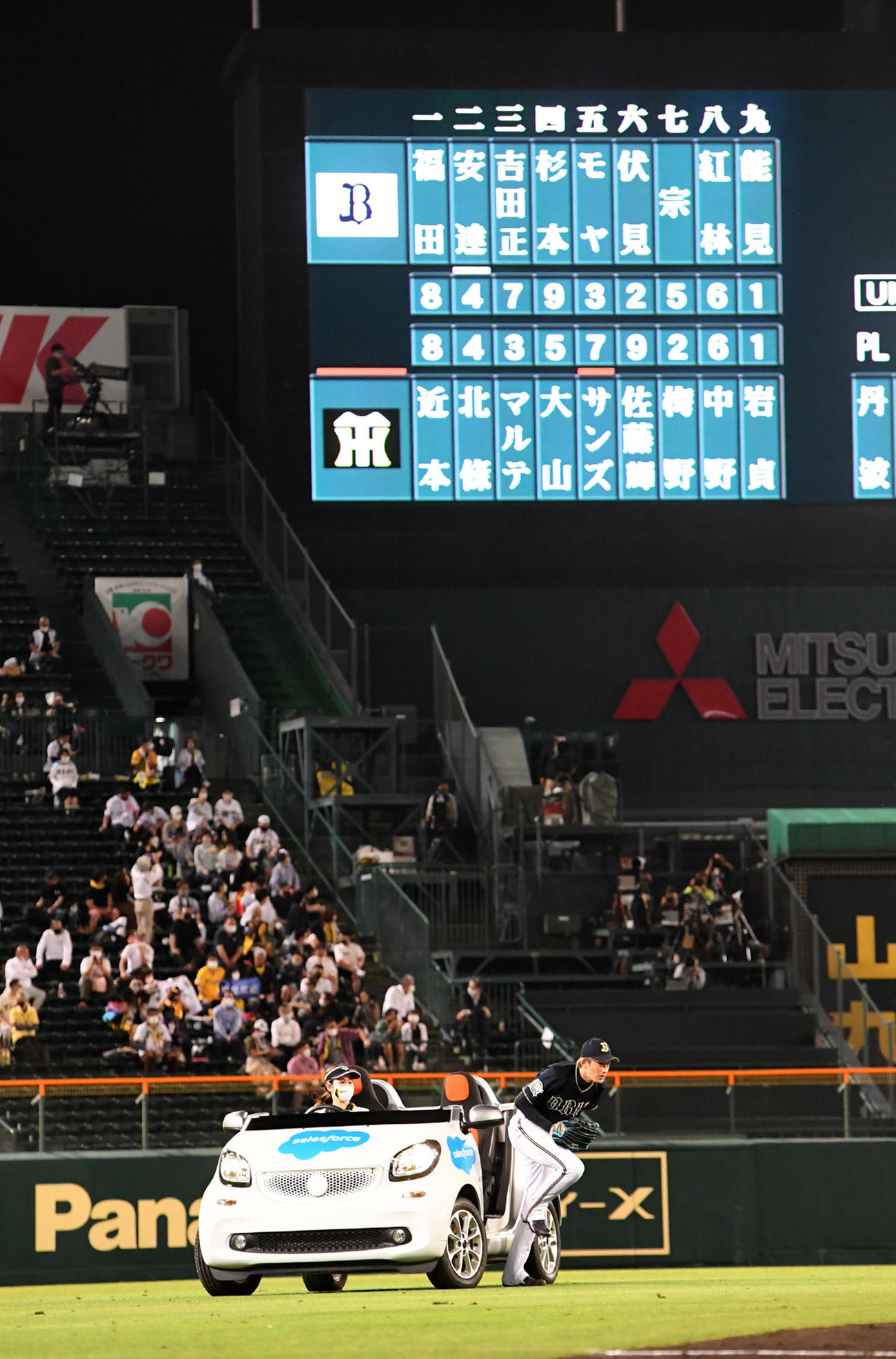 阪神対オリックス　6回、甲子園球場のマウンドに向かう能見（撮影・前岡正明）