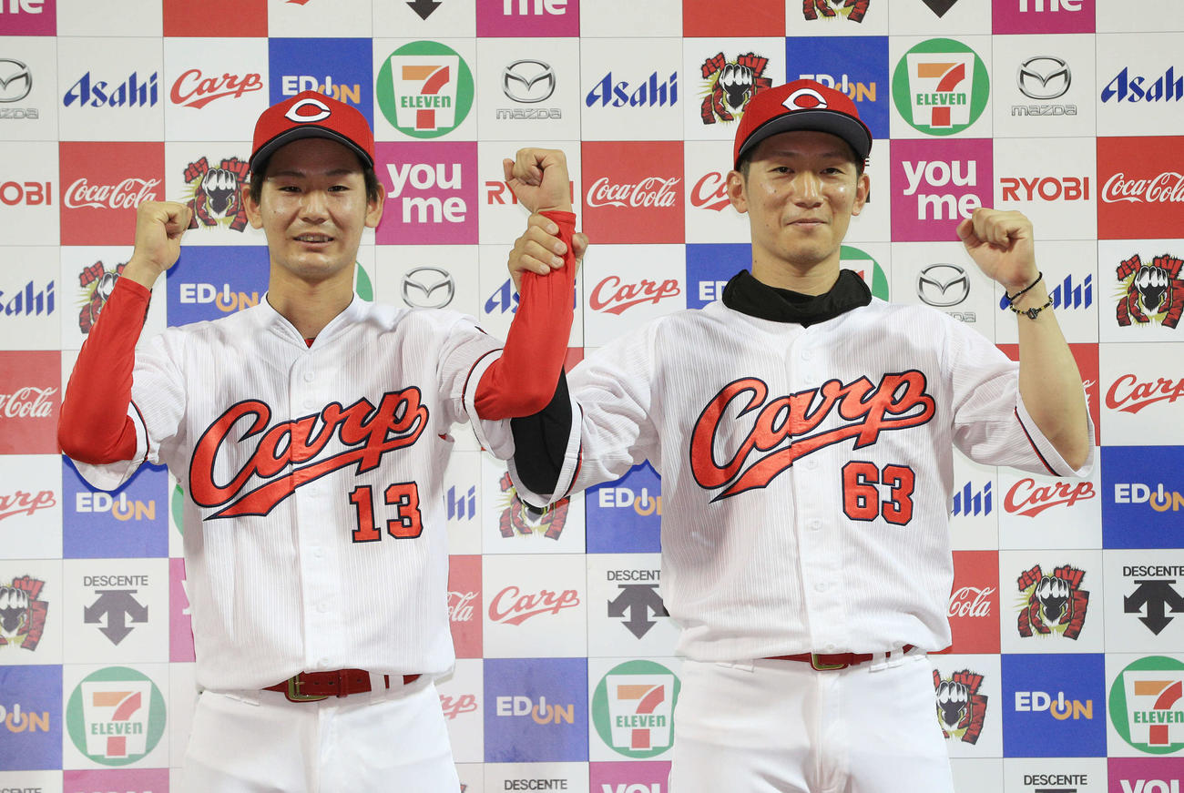 広島対日本ハム　お立ち台でガッツポーズする西川（右）と森浦