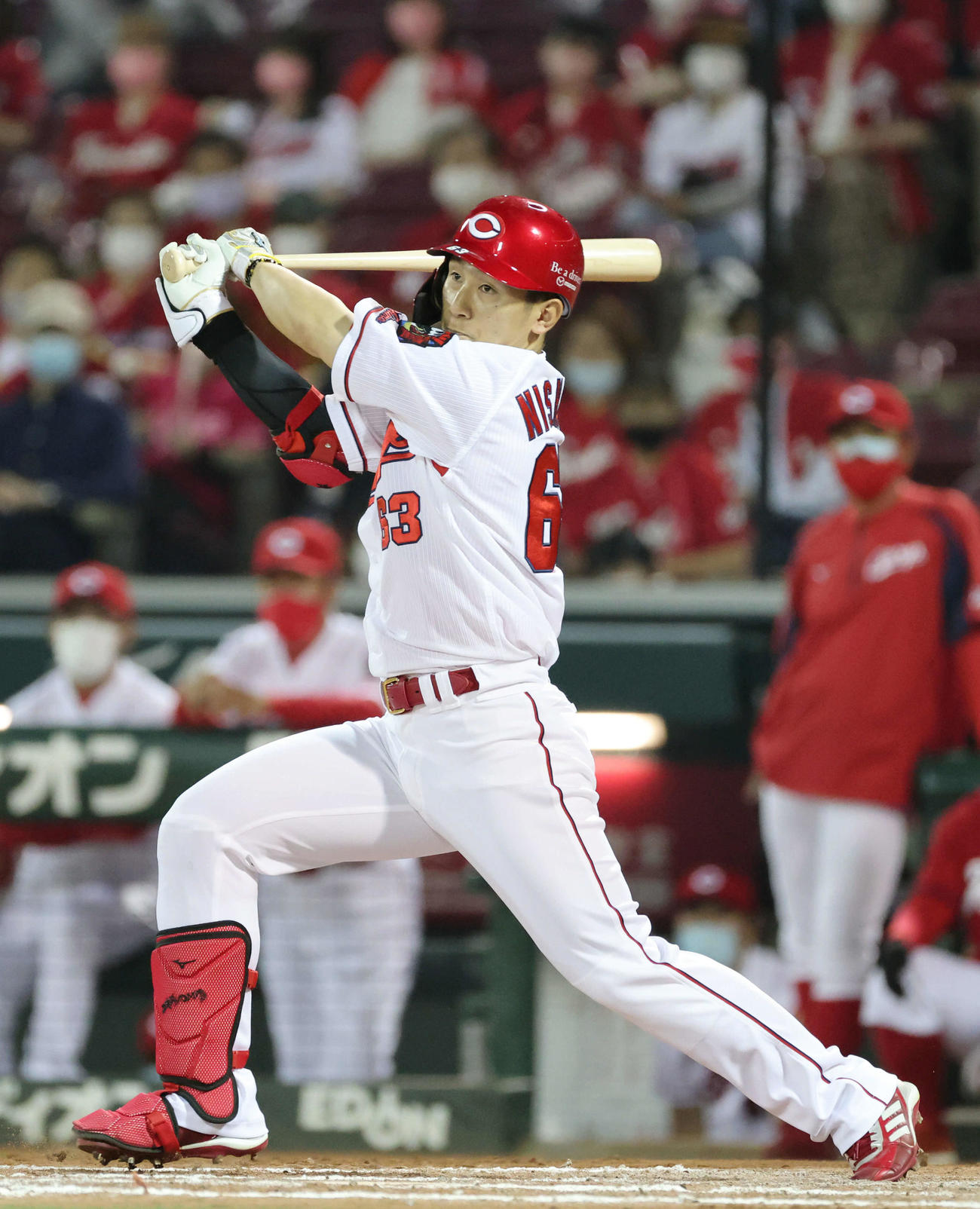 広島対日本ハム　6回裏広島2死一、二塁、西川は左先制2点適時二塁打を放つ（撮影・加藤孝規）