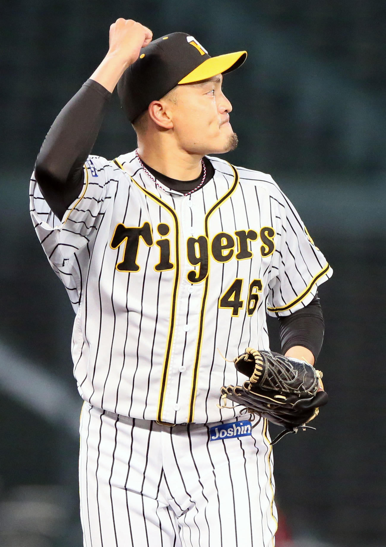 阪神対オリックス　4回表オリックス1死一、二塁、秋山は紅林を投ゴロ併殺に仕留めてガッツポーズる（撮影・上山淳一）