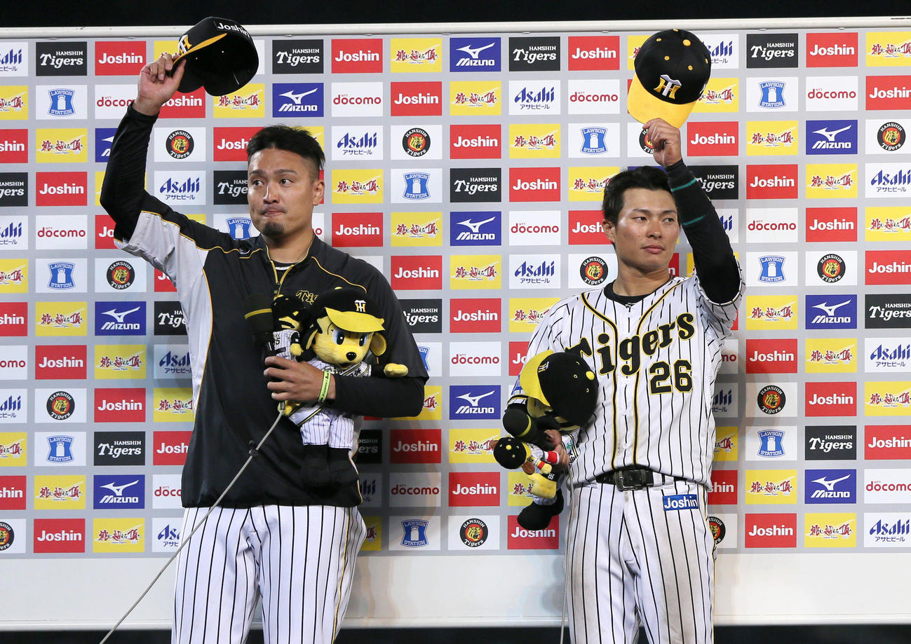 阪神対オリックス　ファンの歓声に帽子をあげて応える秋山（左）と北條（撮影・上山淳一）