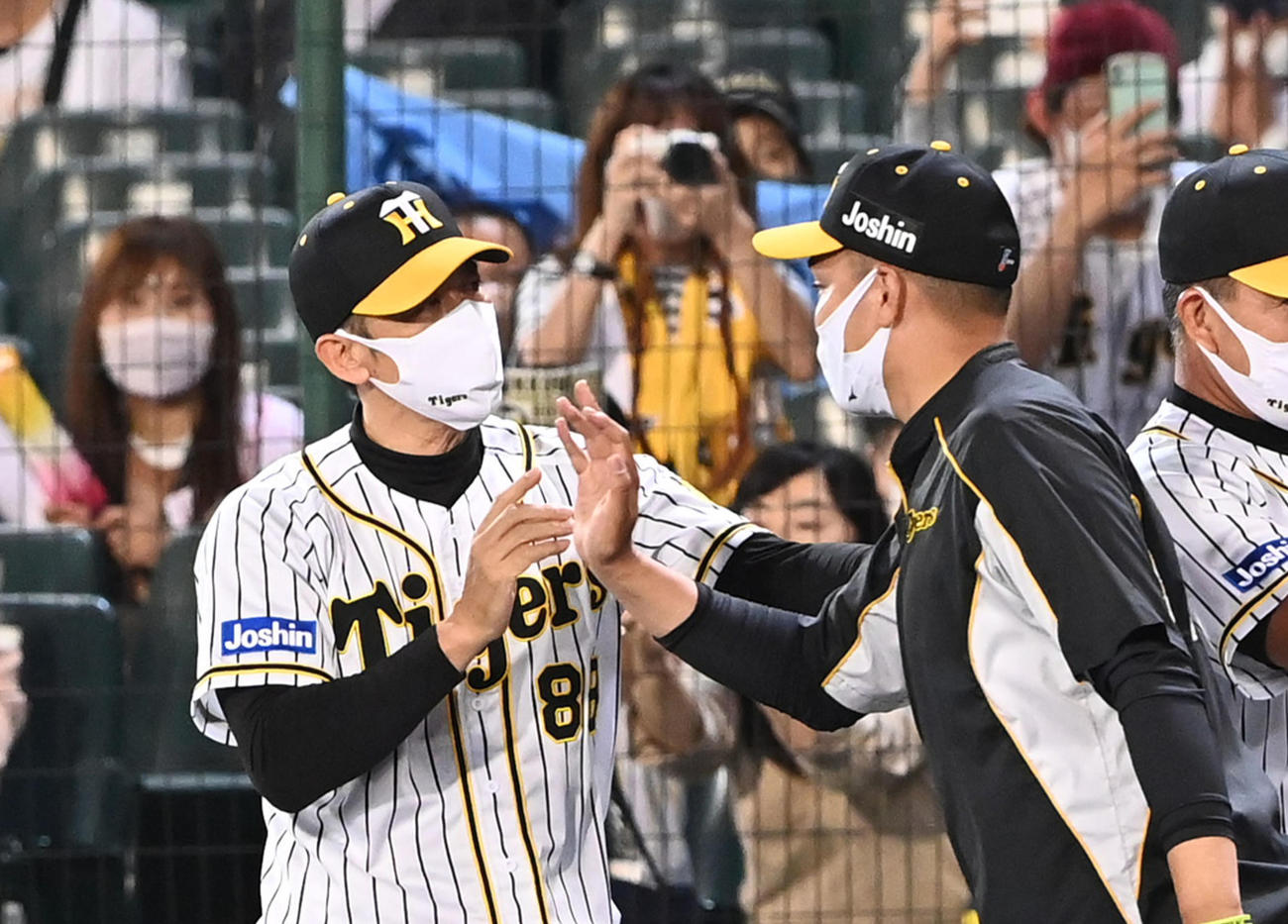 阪神対オリックス　阪神秋山（右）を祝福する矢野監督（撮影・前岡正明）