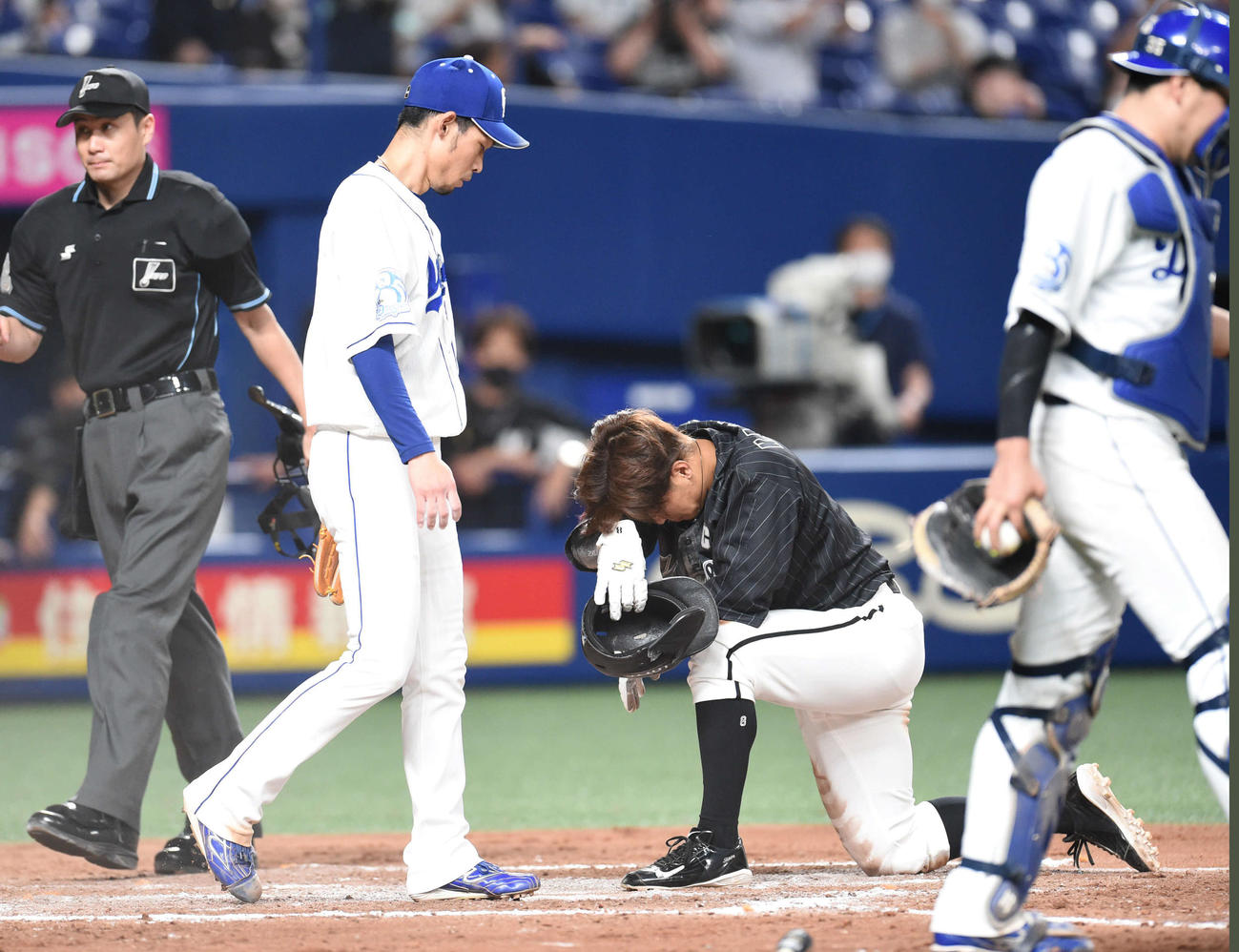 中日対ロッテ　9回表ロッテ2死二、三塁、又吉（左）は角中に同点適時打を浴びる。中央はリプレー検証で生還が認められた中村奨（撮影・森本幸一）