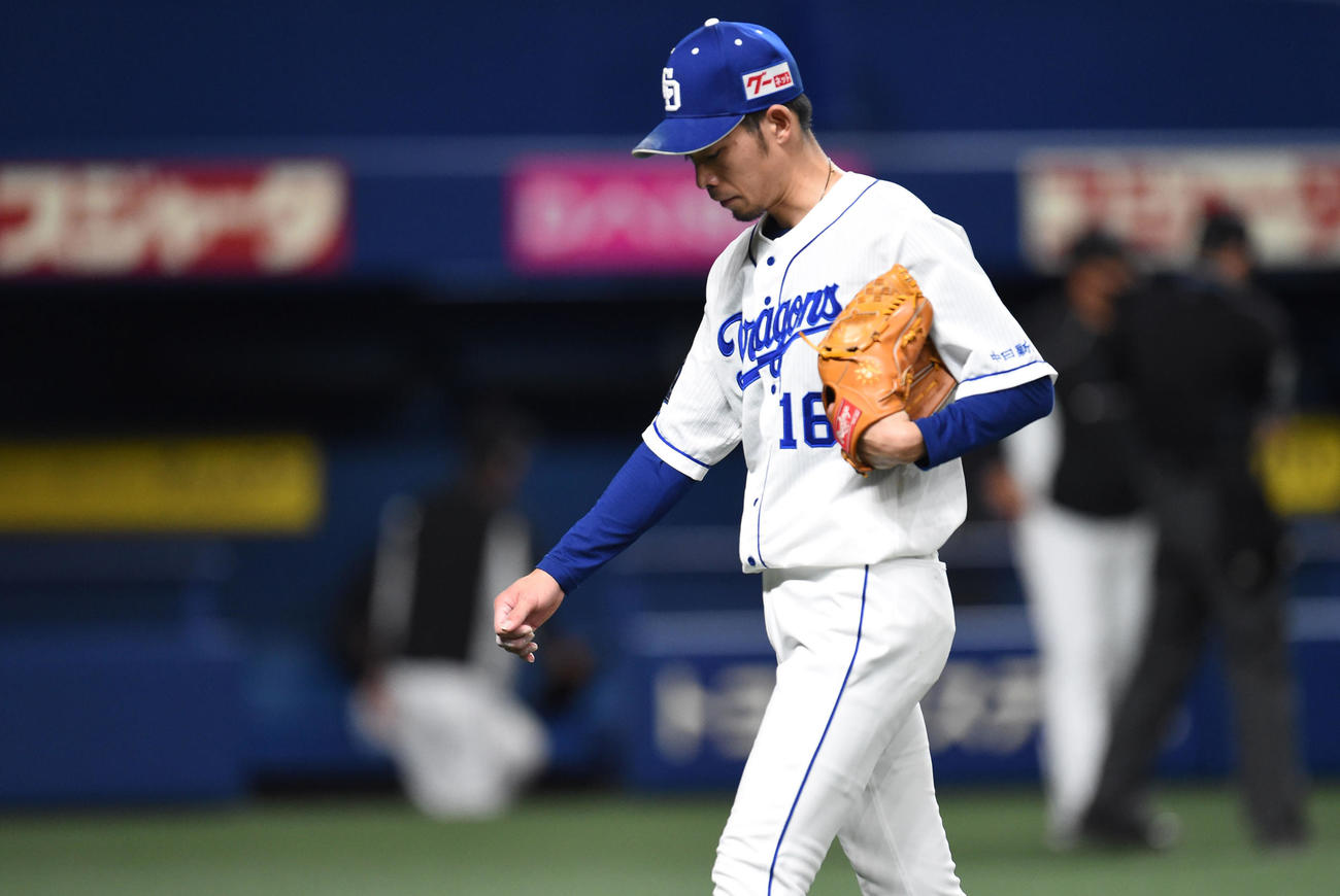 中日対ロッテ　9回表ロッテ攻撃終了、うつむきながらベンチへ戻る又吉（撮影・森本幸一）