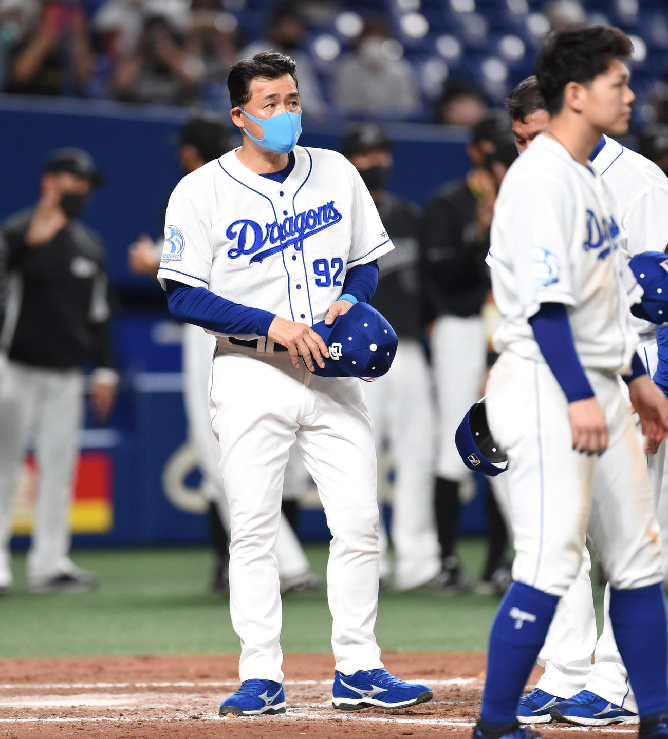 中日対ロッテ　試合終了後、スタンドにあいさつをする与田監督（撮影・森本幸一）