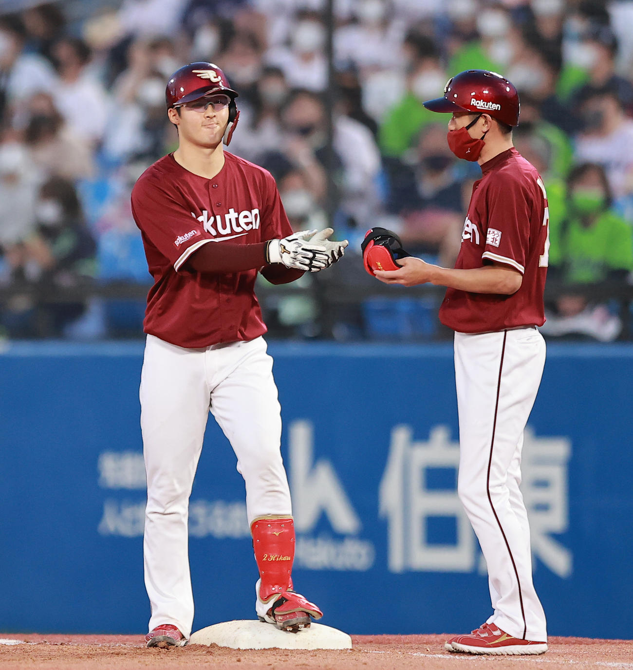 ヤクルト対楽天　4回表楽天2死一、二塁、中前適時打を放ち岡田コーチ（右）とタッチする太田（撮影・野上伸悟）