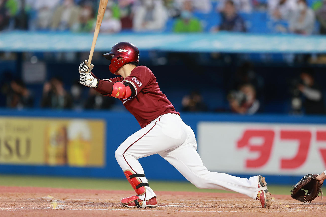 ヤクルト対楽天　4回表楽天2死一、二塁、同点の中前適時打を放つ太田（撮影・野上伸悟）