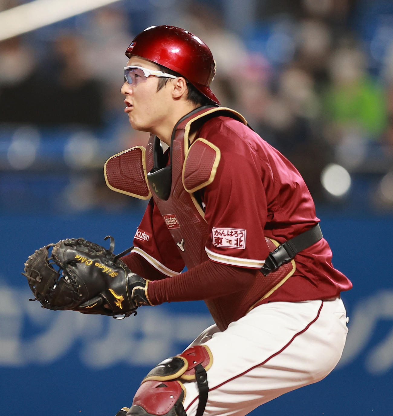 ヤクルト対楽天　7回裏ヤクルト無死一、二塁、元山の捕飛を捕球する太田（撮影・野上伸悟）