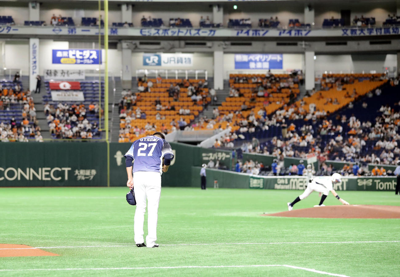 巨人対西武　1回裏巨人の攻撃で、東京ドームのマウンドに向かう西武先発の内海（撮影・浅見桂子）