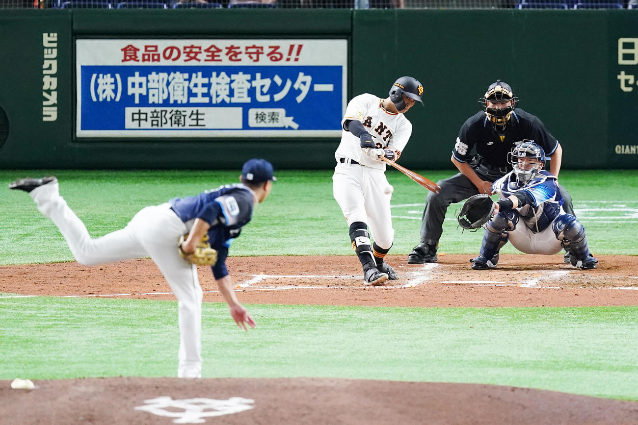 巨人対西武　2回裏巨人1死一、二塁、内海から右前打を放つ吉川（撮影・菅敏）