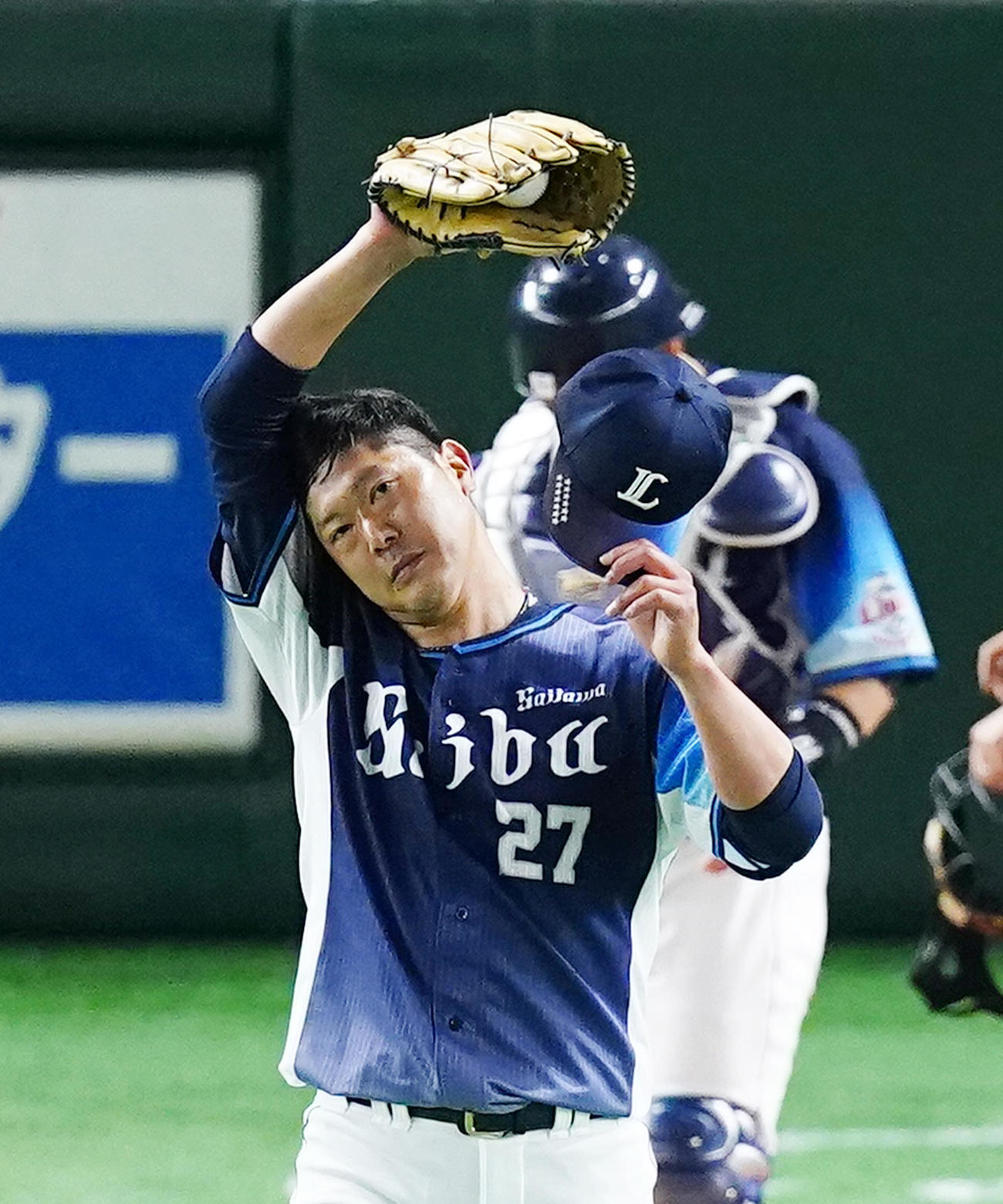 巨人対西武　2回裏巨人1死満塁、ピンチを招き汗を拭う内海（撮影・菅敏）