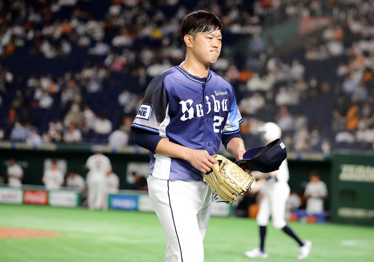 巨人対西武　2回裏巨人に2点を追加され、巨人ベンチを横目に悔しそうにベンチに戻る西武内海だが、このまま降板となる（撮影・浅見桂子）