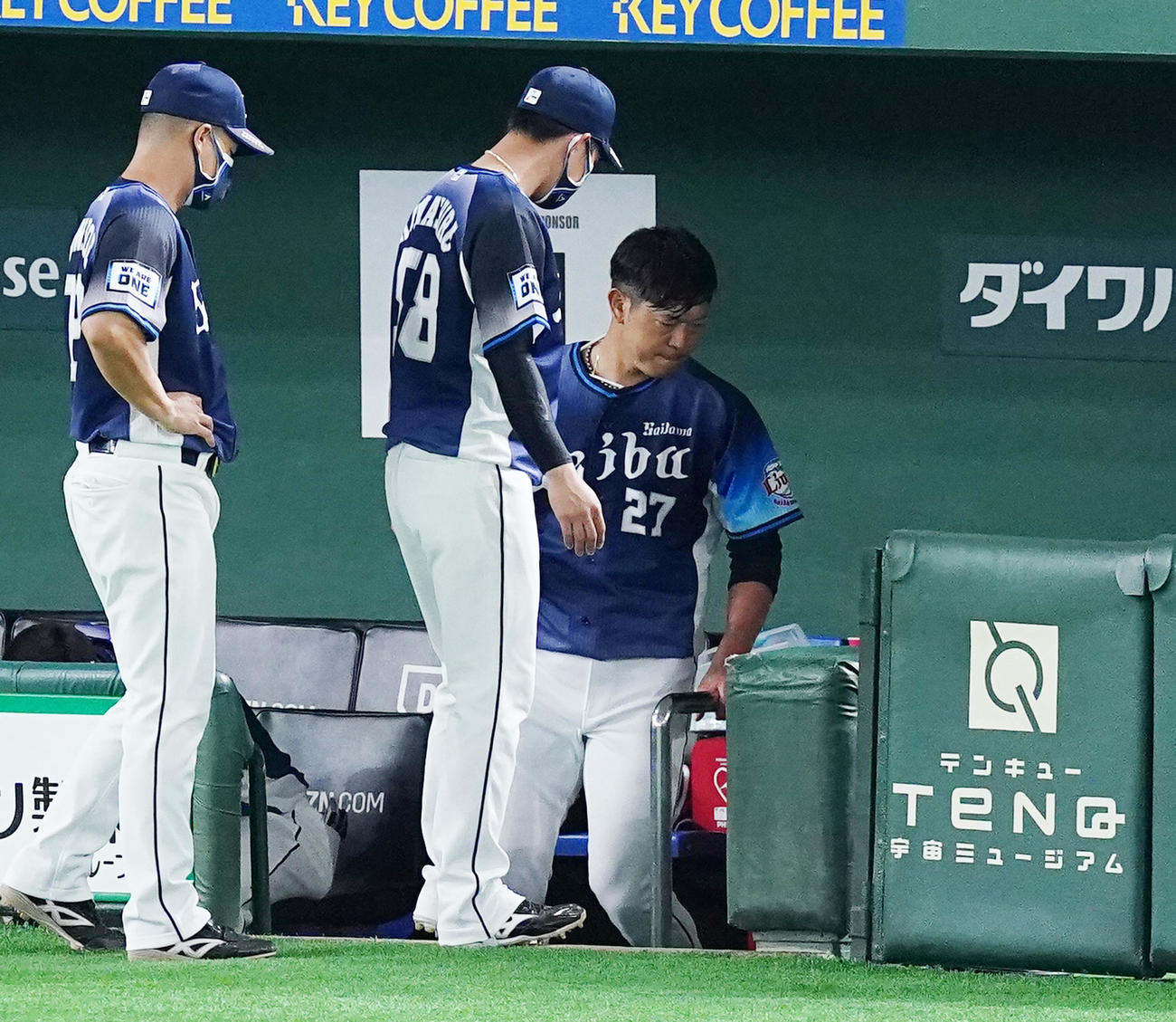 巨人対西武　2回を投げ終え、ロッカールームに引き揚げる内海（右）（撮影・菅敏）