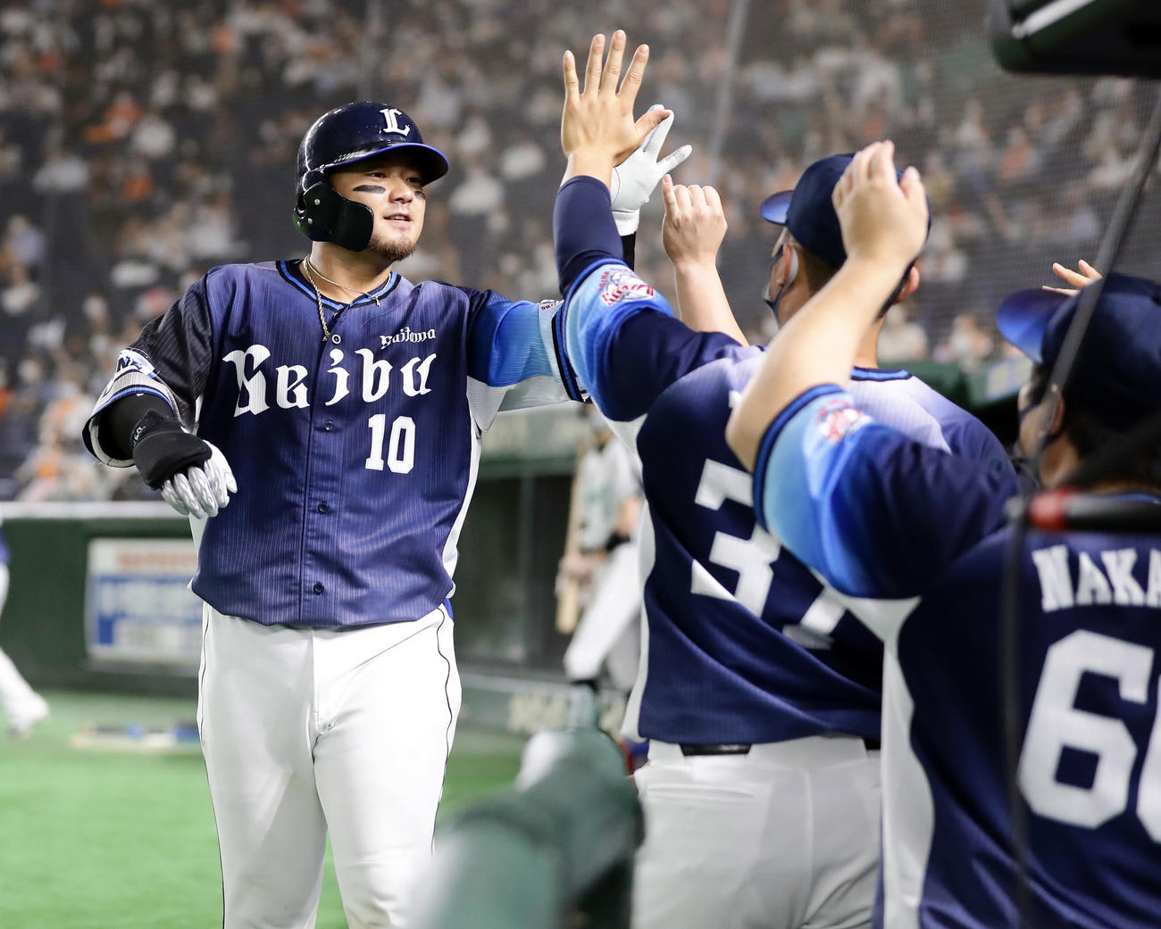 巨人対西武　6回表西武無死、森はソロ本塁打を放ち、ナインとハイタッチ（撮影・浅見桂子）