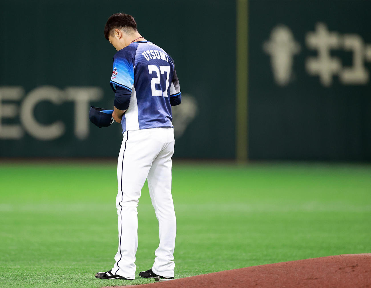 巨人対西武　1回裏巨人の攻撃で、東京ドームのマウンドに上がった西武先発の内海は、集中する（撮影・浅見桂子）