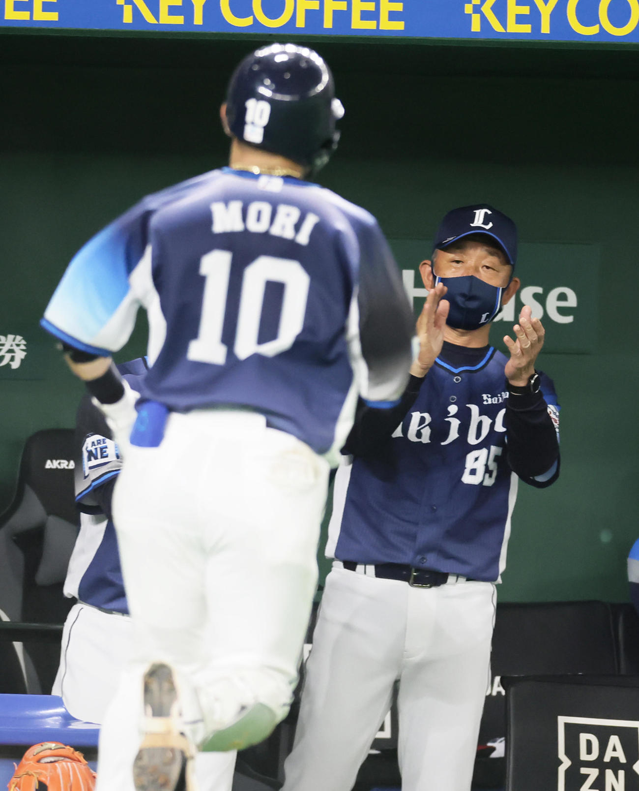 巨人対西武　6回表西武無死、右越え本塁打を放った森（左）を拍手で迎える辻監督（撮影・足立雅史）