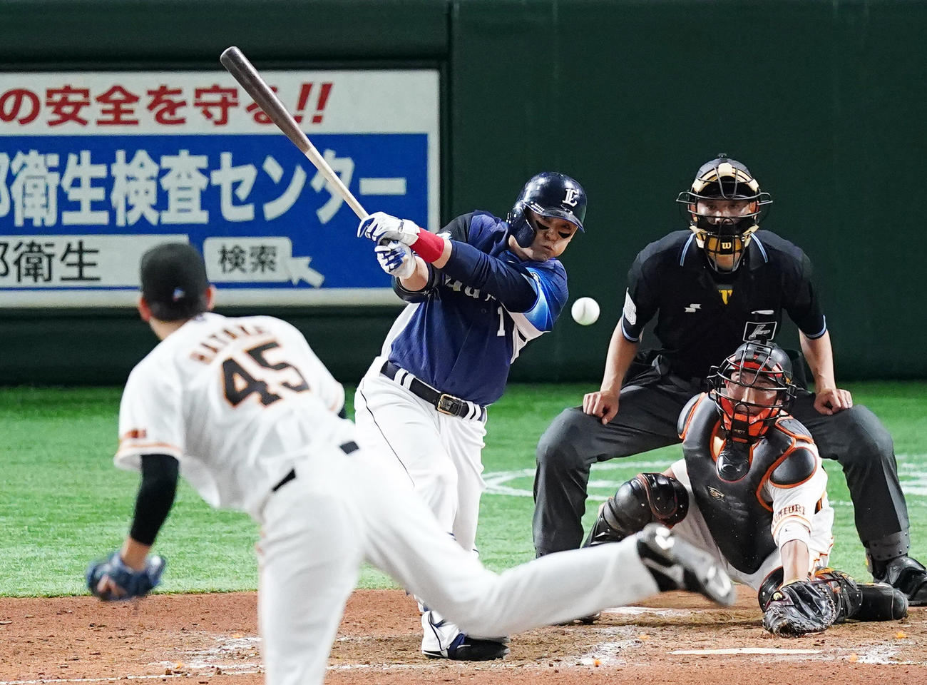 巨人対西武　9回表西武2死満塁、中前に同点の2点適時打を放つ栗山（撮影・菅敏）