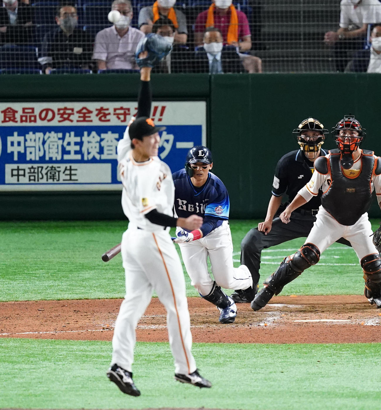 巨人対西武　9回表西武2死満塁、中前に同点2点適時打を放つ栗山。投手畠（撮影・菅敏）