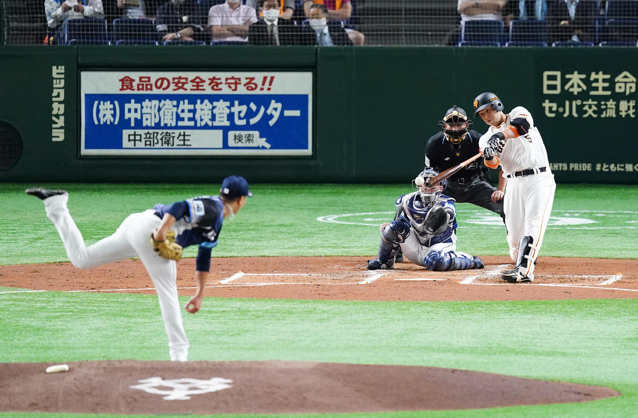 巨人対西武　1回裏巨人2死二、三塁、内海から先制の中前適時打を放つ中島（撮影・菅敏）