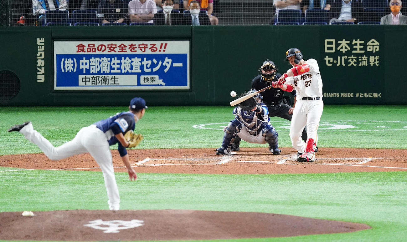 巨人対西武　2回裏巨人無死一塁、内海（左）から右越え2点本塁打を放つ炭谷（撮影・菅敏）