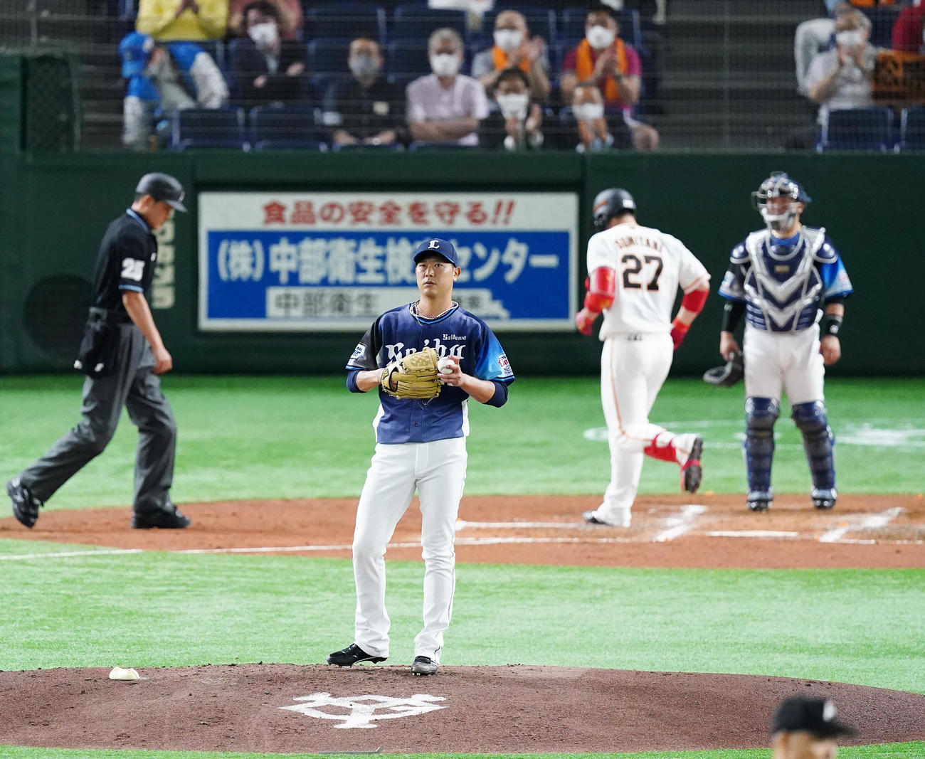 巨人対西武　2回裏巨人無死一塁、炭谷（右から2人目）に2点本塁打を打たれ、肩を落とす内海（撮影・菅敏）