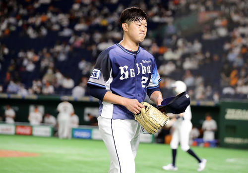 巨人対西武　2回裏巨人に2点を追加され、巨人ベンチを横目に悔しそうにベンチに戻る西武内海だが、このまま降板となる（撮影・浅見桂子）