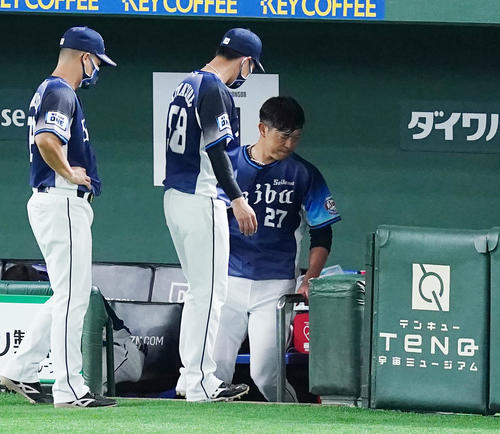 巨人対西武　2回を投げ終え、ロッカールームに引き揚げる内海（右）（撮影・菅敏）