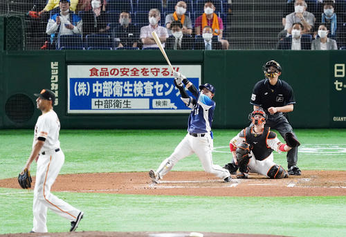 巨人対西武　6回表西武無死、右越えに本塁打を放つ森。左は投手サンチェス（撮影・菅敏）
