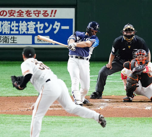 巨人対西武　7回表西武1死、右中間に本塁打を放つ川越。投手は鍵谷（撮影・菅敏）