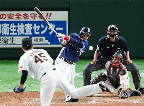 巨人対西武　9回表西武2死満塁、中前に同点の2点適時打を放つ栗山（撮影・菅敏）