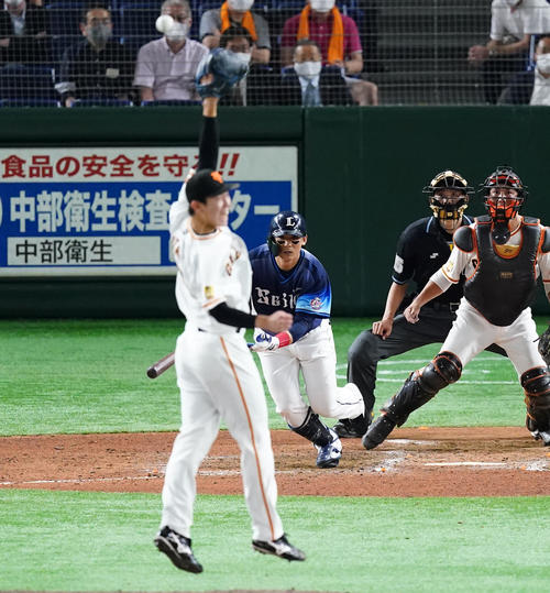 巨人対西武　9回表西武2死満塁、中前に同点2点適時打を放つ栗山。投手畠（撮影・菅敏）