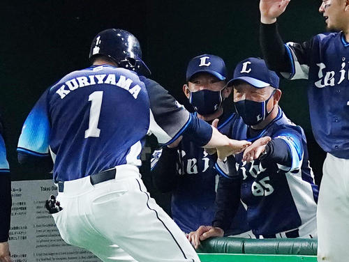 巨人対西武　9回表西武2死満塁、同点の2点適時打を放った栗山（左）を迎える辻監督（撮影・菅敏）