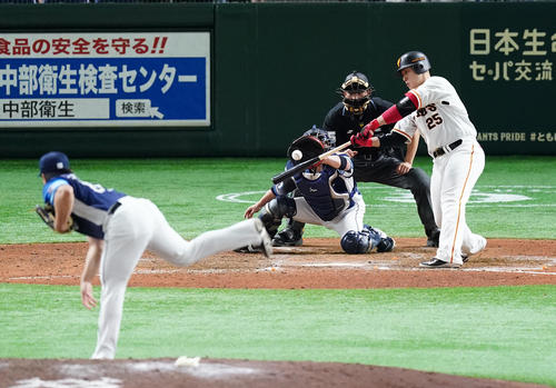 巨人対西武　9回裏巨人2死二塁、平良から空振りの三振に倒れる岡本和（撮影・菅敏）