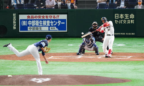 巨人対西武　2回裏巨人無死一塁、内海（左）から右越え2点本塁打を放つ炭谷（撮影・菅敏）