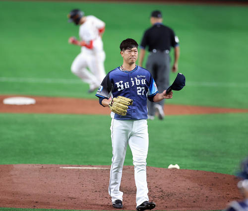 巨人対西武　2回裏巨人無死一塁、炭谷に右越え2点本塁打を浴び悔しそうな西武先発の内海（撮影・浅見桂子）