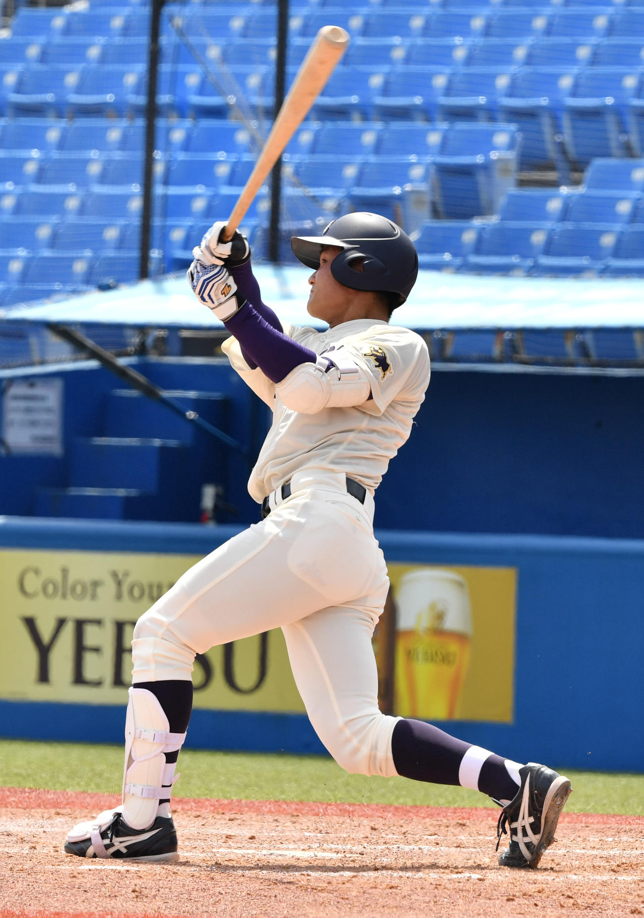 明大対早大　3回表明大2死一塁、杉崎は左越えに本塁打を放つ（撮影・柴田隆二）