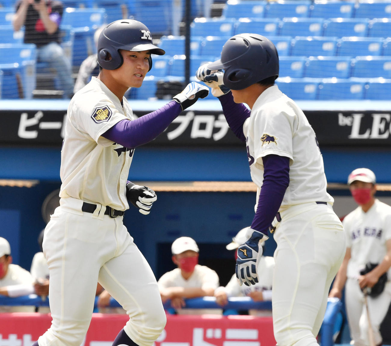 明大対早大　3回表明大2死一塁、杉崎(左)は左越えに本塁打を放ち生還する（撮影・柴田隆二）