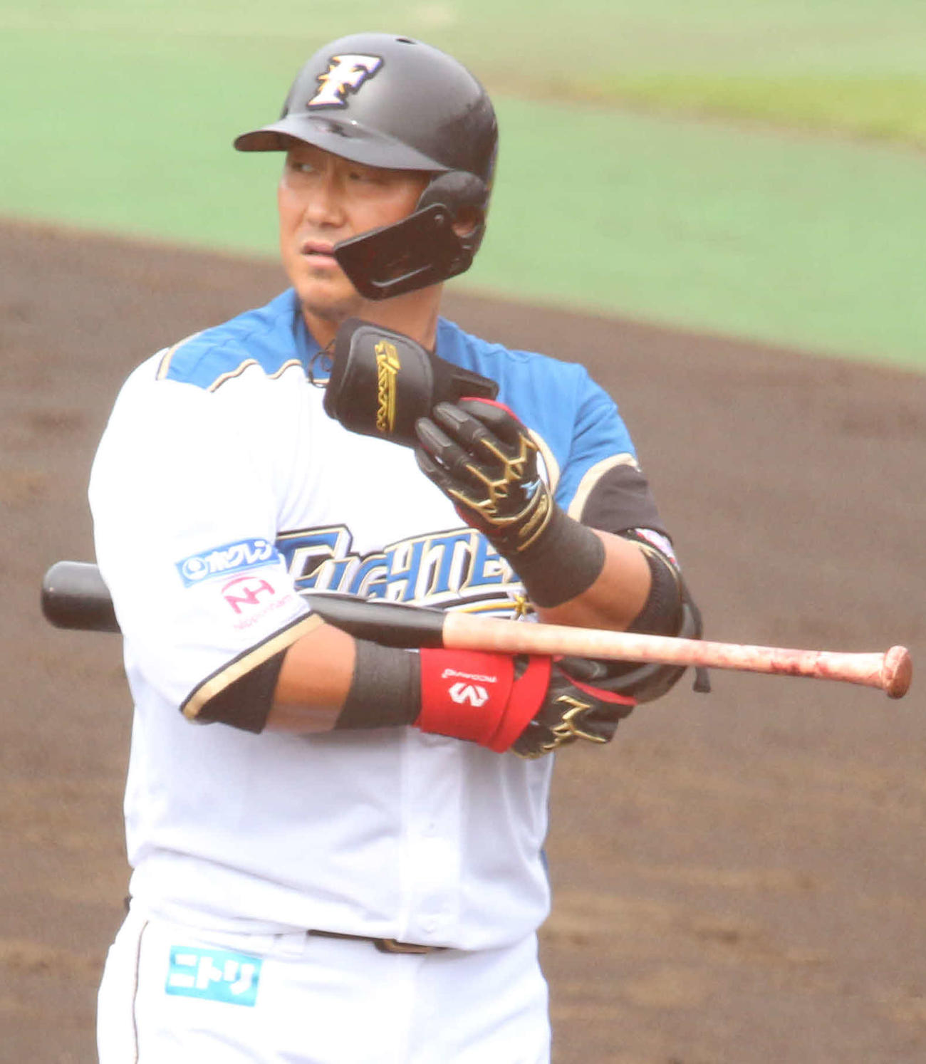 イースタン・リーグ　日本ハム対巨人　空振り三振で悔しそうに一塁側ベンチへ引き揚げる日本ハム中田翔