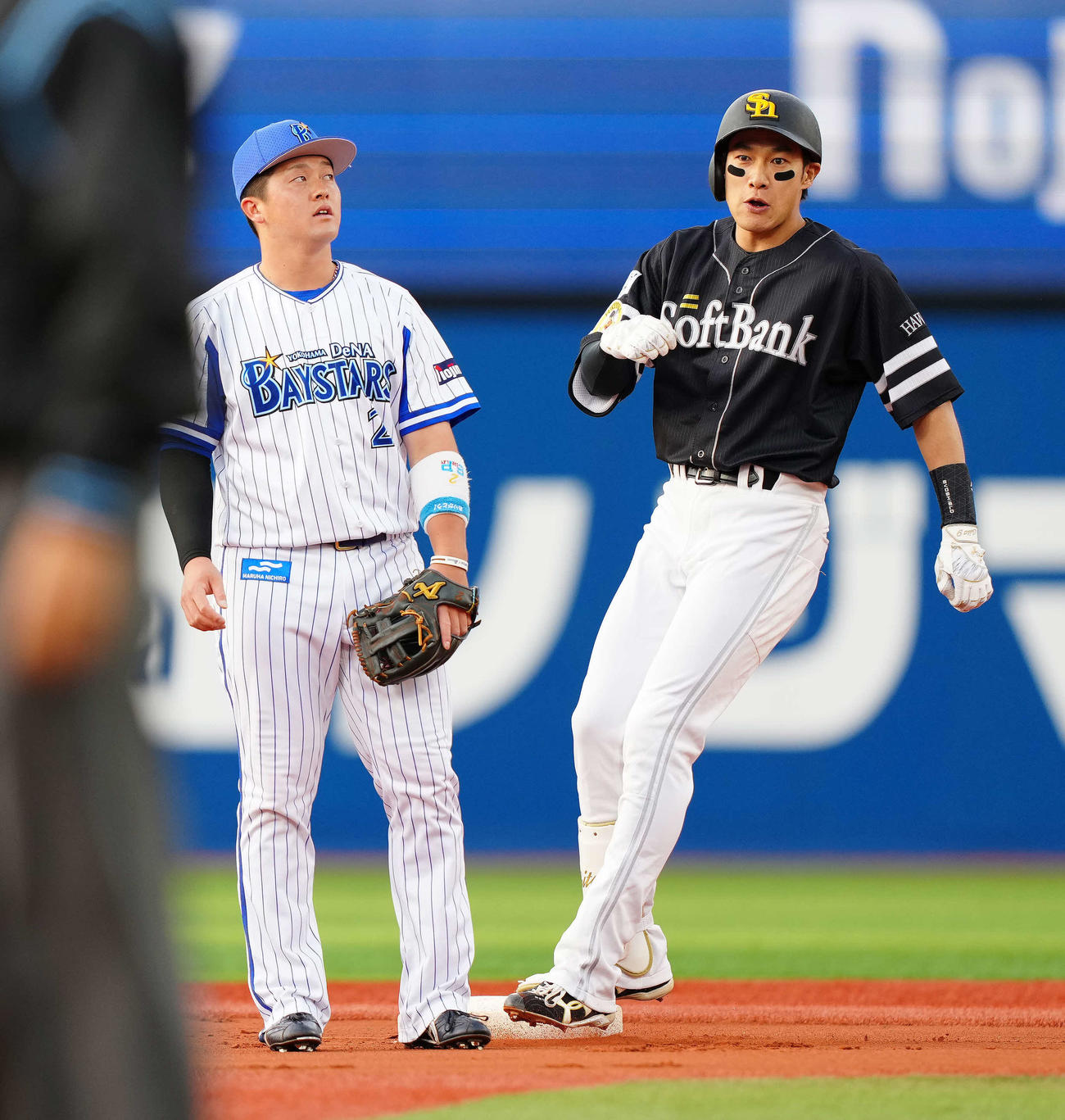 DeNA対ソフトバンク　1回表ソフトバンク2死一塁、二塁打を放った柳田（右）。左は牧（撮影・江口和貴）